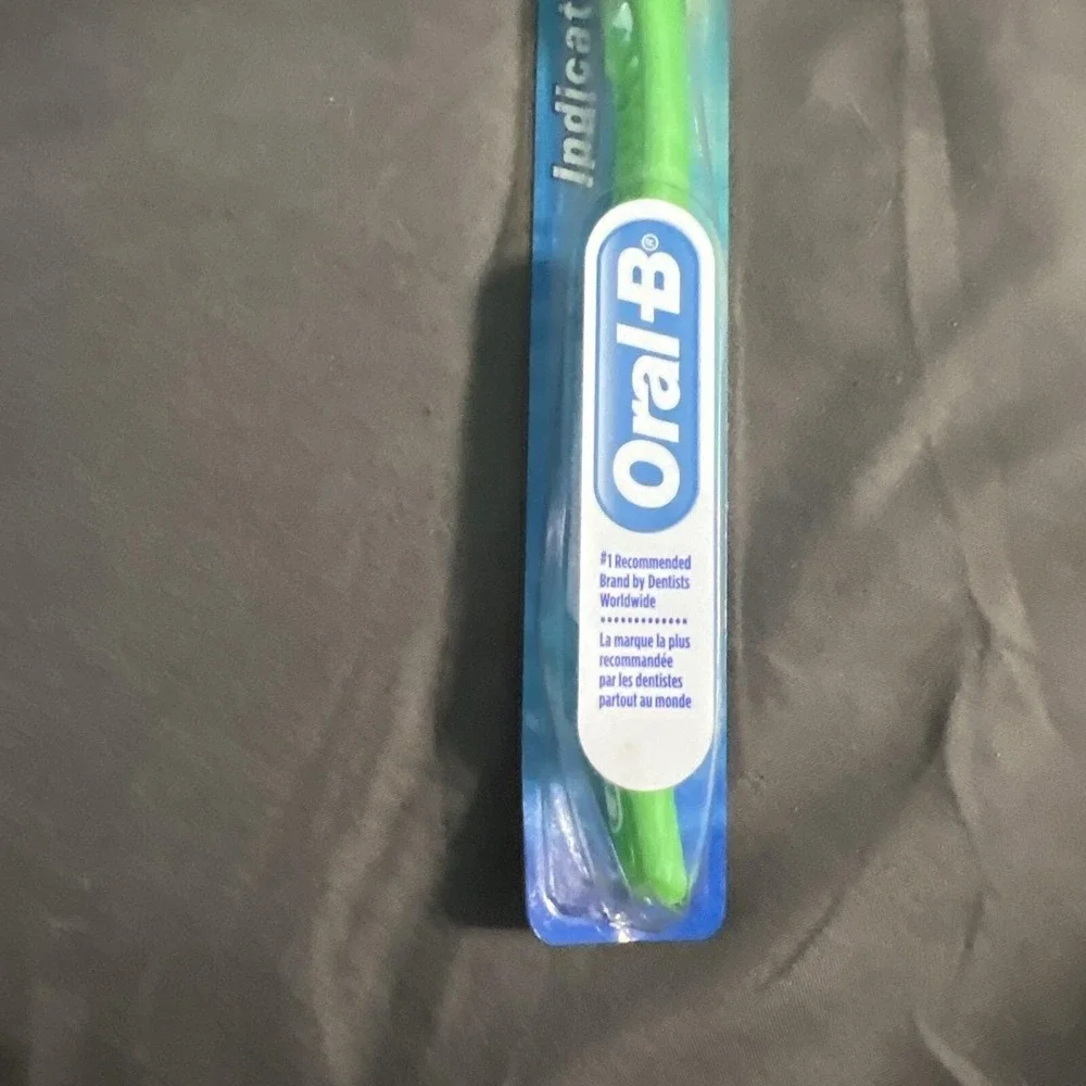 VTG Oral-B Indicator Soft Bristle Toothbrush Green& Clear 2002